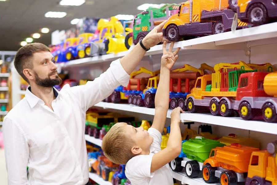 PAI E FILHO NA LOJA BRINQUEDOS