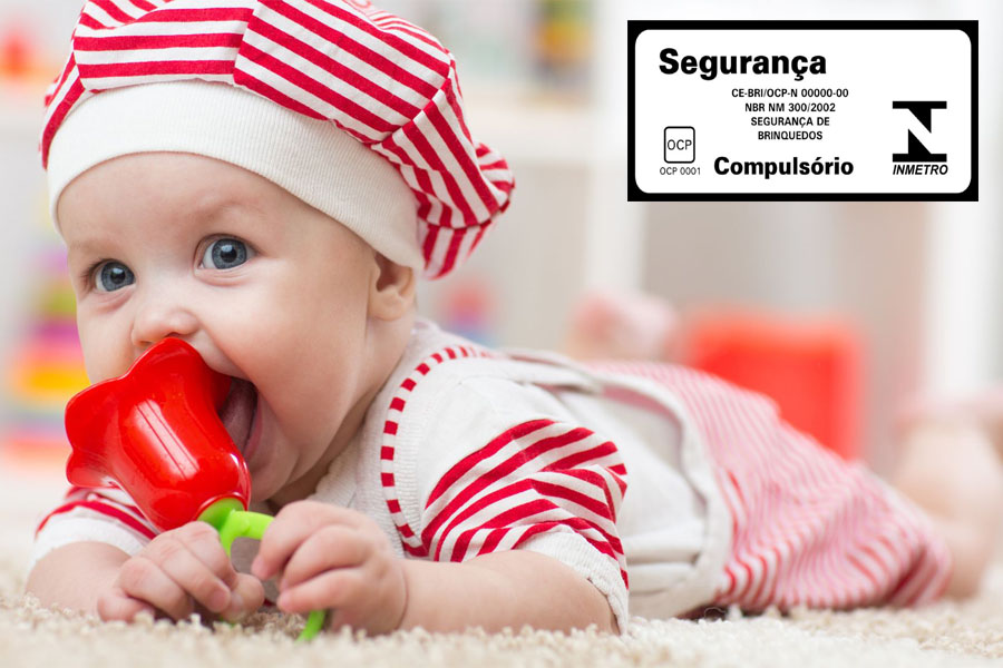 BEBÊ LEVA BRINQUEDO A BOCA